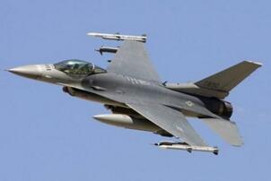 一架美国F16战机坠毁，战机上竟携带大量武器和油箱