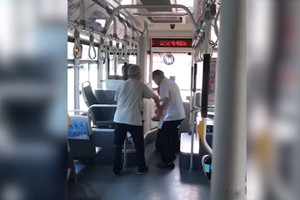 济南公交司机下跪道歉，网友：就算错了也要站着受罚