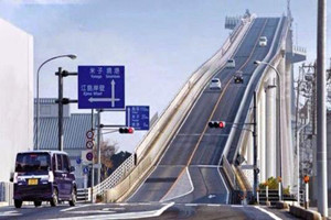 世界上最陡的桥，日本江岛大桥就像坐过山车一样刺激