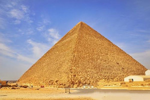世界第一大奇迹是什么，胡夫金字塔(由230万块巨石堆砌而成)