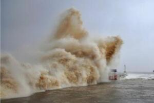 史上最强台风21级，能在海面掀起20米巨浪(常与狂风暴雨相伴)