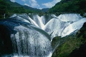 世界上最长的瀑布，基桑加尼瀑布群(分布在100公里的河道上)