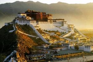 世界上最高的宫殿，西藏布达拉宫(位于海拔3700米的高原)