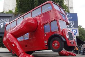 世界上最奇葩的公交车，能做俯卧撑的车(盘点公交车的世界之最)