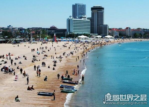 青岛第一海水浴场，占地面积大20400平方米(夏天避暑游客超多)