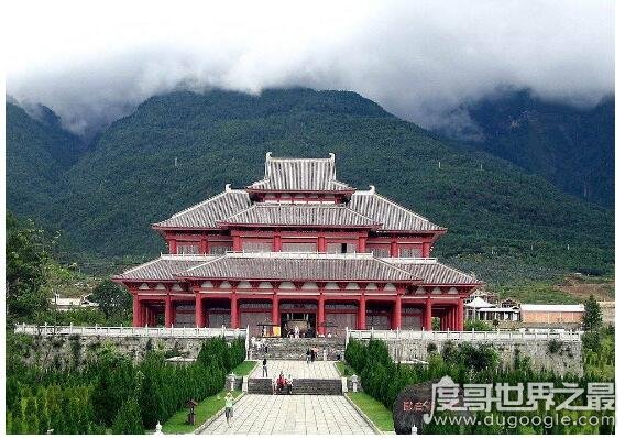 北京郊区最大的寺院是 潭柘寺(总面积达121公顷以上)
