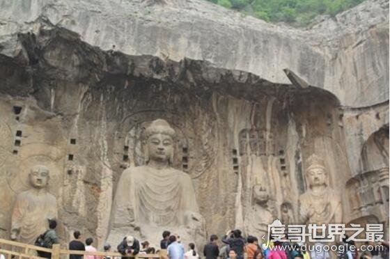 龙门石窟中的最大佛像 卢舍那大佛(也被称为“武则天”像)