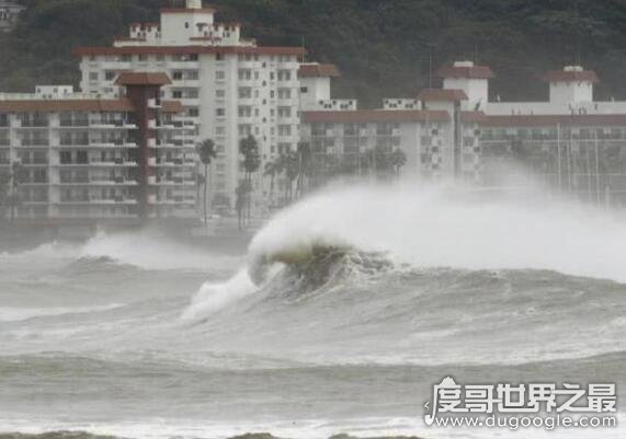 史上最强台风21级，能在海面掀起20米巨浪(常与狂风暴雨相伴)