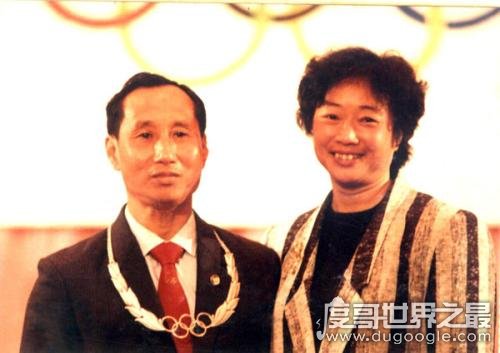 中国第一个打破世界纪录的运动员，陈镜开(1956年破挺举纪录)