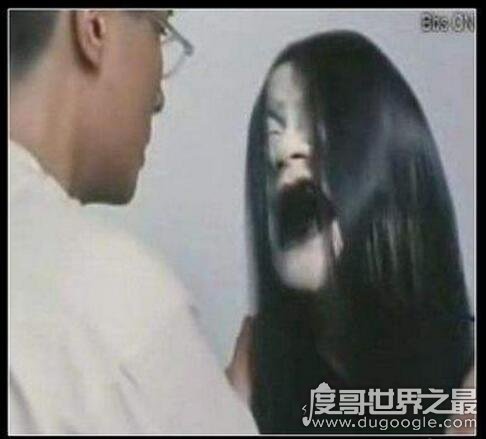 传闻香港拍鬼片混进了真鬼 乃鬼片《山村老尸》中的剧情
