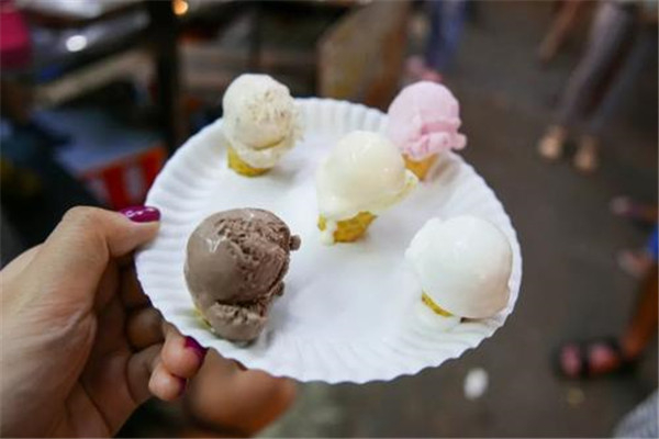 世界上最小的冰淇淋 拇指大小的迷你冰淇淋一口一个(售价一美元)
