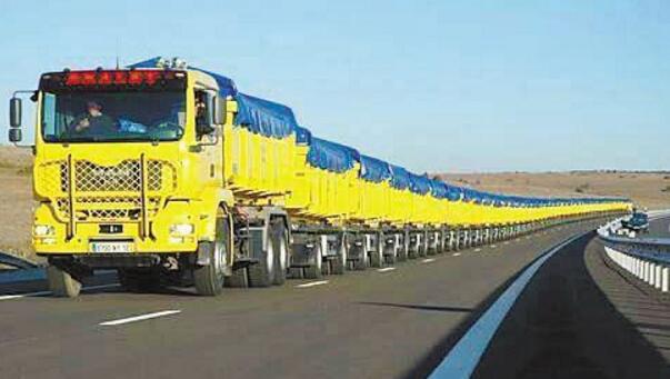 世界上最长的大卡车 法国公路火车大卡车长达1600米