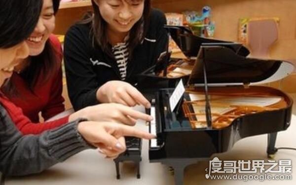 世界上最小的钢琴 琴身高仅有18厘米（现存于厦门鼓浪屿）