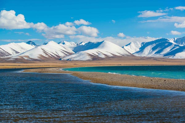 世界上最高的盐水湖 纳木错湖位于世界屋脊上(海拔4718米)