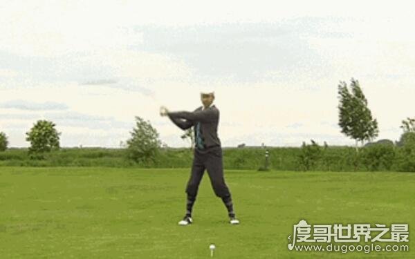 世界上最长的高尔夫球杆 测量长度达4.37米（丹麦职业选手制作）