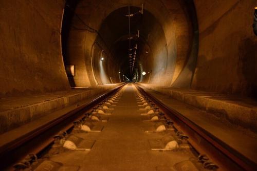 中国最长的隧道 是青藏铁路的一部分（位于青海）